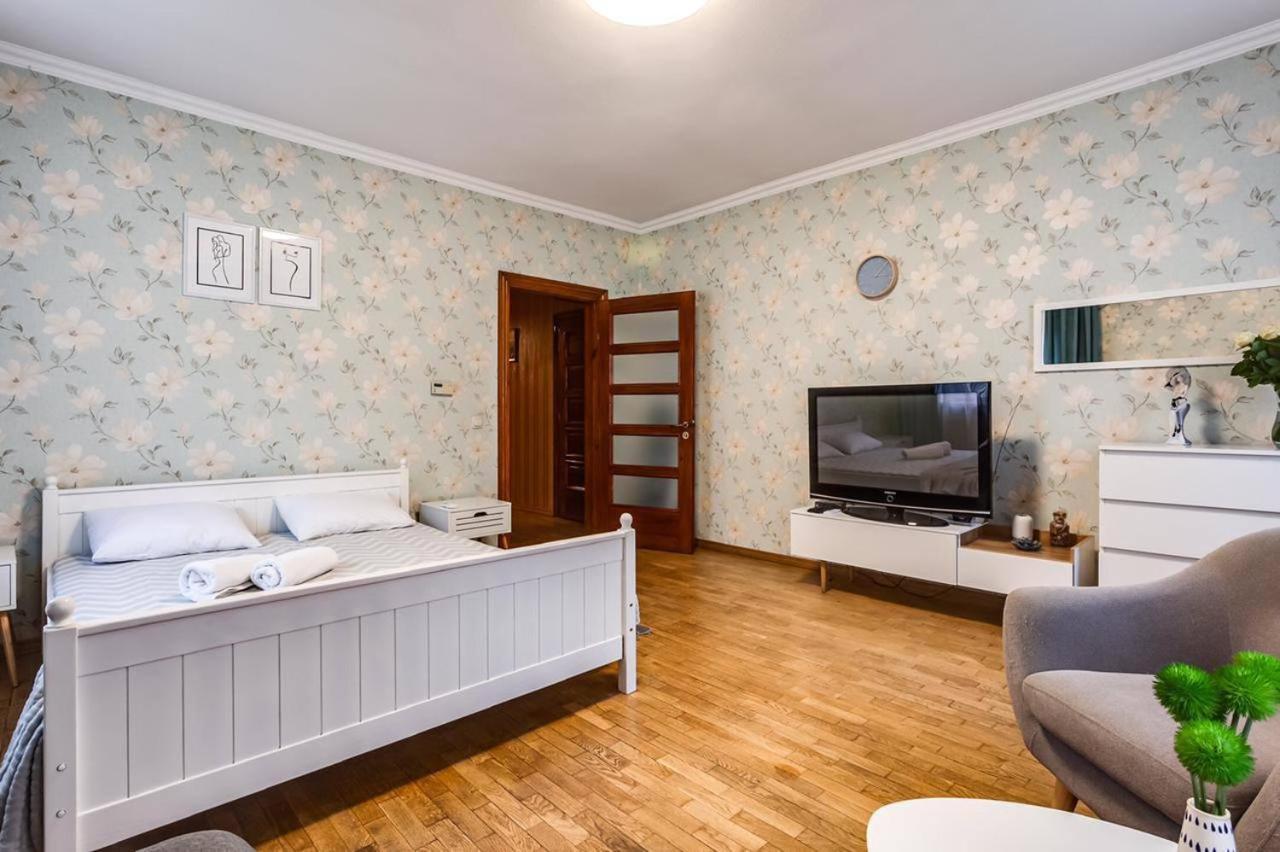 Apartamenty On Knyazya Romana 利沃夫 外观 照片