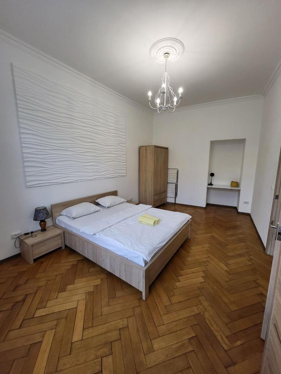 Apartamenty On Knyazya Romana 利沃夫 外观 照片