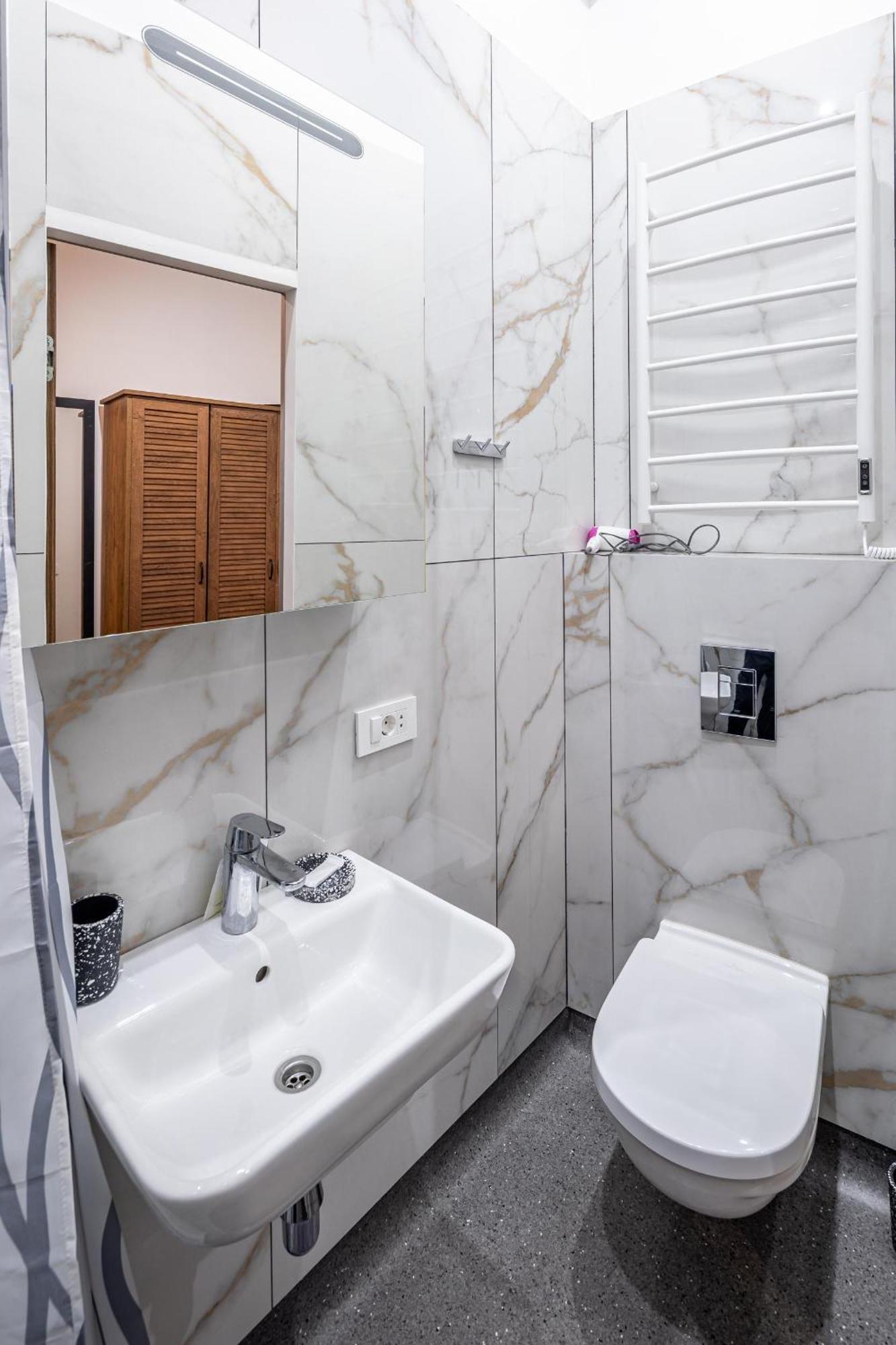 Apartamenty On Knyazya Romana 利沃夫 外观 照片