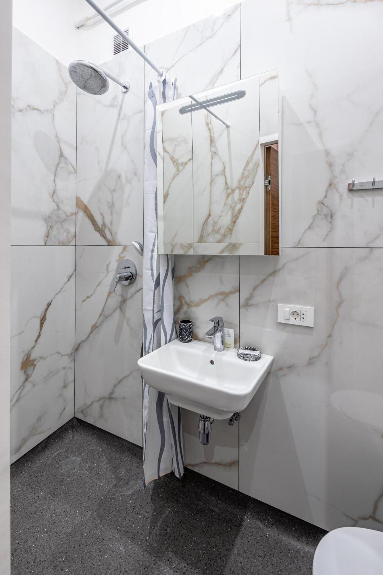 Apartamenty On Knyazya Romana 利沃夫 外观 照片